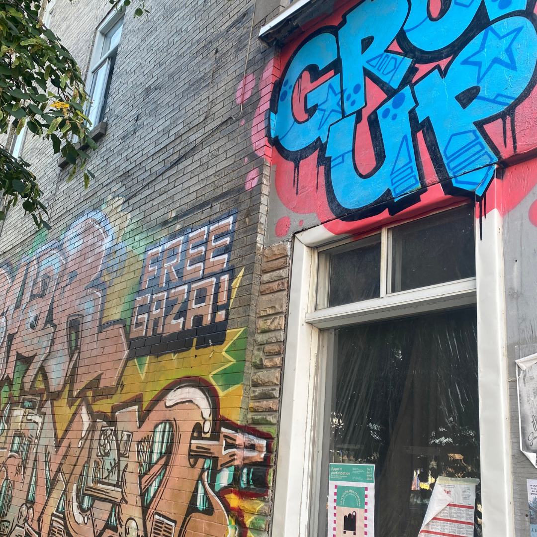 Bannière du CELLUL. La teinte globale est violette. À l’avant-plan est écrit “CELLUL” en lettres majuscules blanches. Derrière se trouve un immeuble abandonné couvert de graffitis, aux teintes violettes. En haut sur le ciel se trouve écrit “COLLECTIF ÉTUDIANT DE LUTTE POUR DES LIEUX URBAINS LIBÉRÉS” en lettres majuscules violettes huit fois plus petites que le mot “CELLUL” à l’avant-plan.